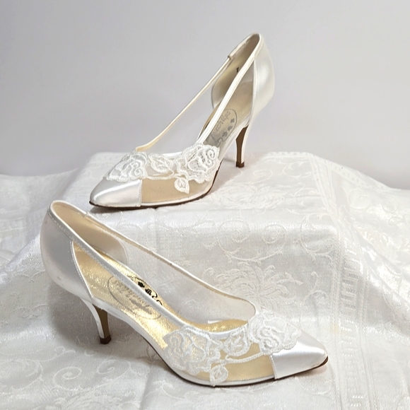 Touch Ups Shoes - NWOT Touch Up Ivory Lace Bridal shoes. Size 7 B